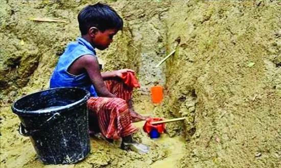 রোহিঙ্গা ক্যাম্পে টিউবওয়েলে পানি ওঠে না : খাবার পানির তীব্র সঙ্কট