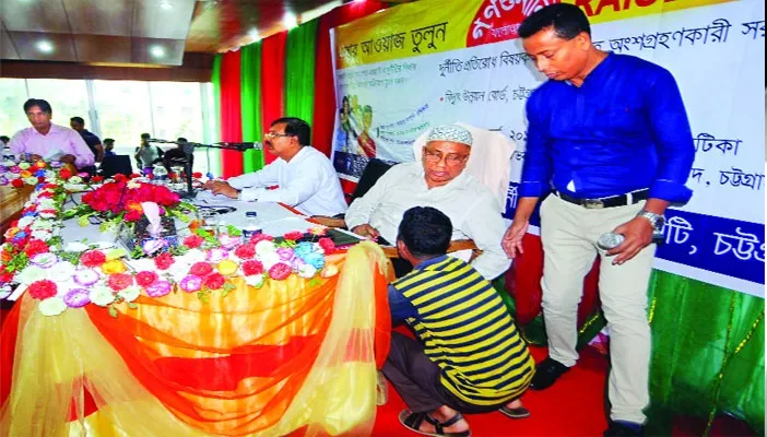 কমিশনারের পা ধরে কাঁদলেন পিডিবির ভুক্তভোগী গ্রাহক