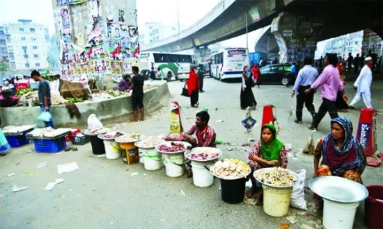 বোঝার উপায় নেই এটি রাস্তা না বাজার