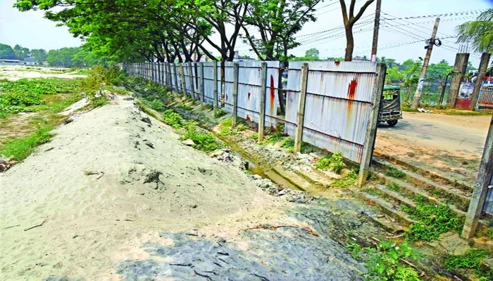 পরিত্যক্ত সিঁড়িটি জানান দিচ্ছে খালের অস্তিত্ব