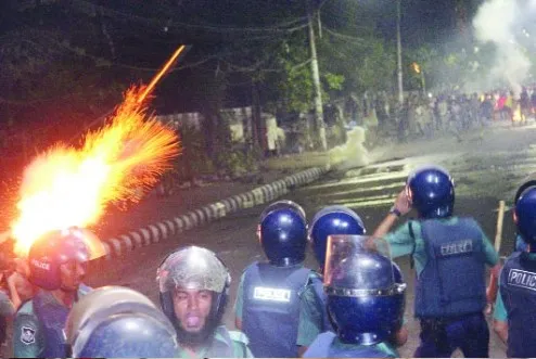 আন্দোলনকারীদের ওপর টিয়ার শেল; অর্ধশতাধিক আহত; গভীর রাত পর্যন্ত সংঘর্ষ