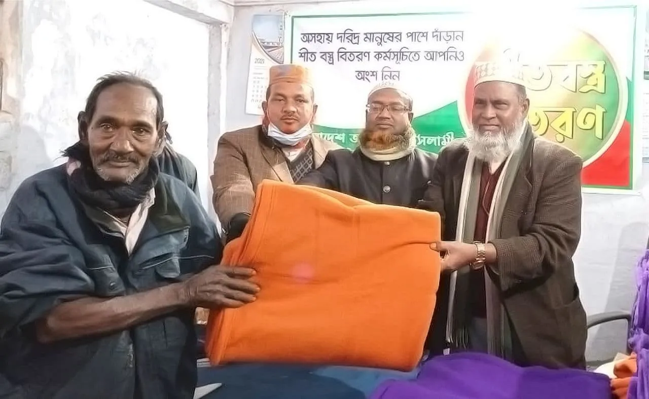 বাংলাদেশ জামায়াতে ইসলামী দিনাজপুর দক্ষিণ সাংগঠনিক জেলা শাখার উদ্যোগে শীতার্ত মানুষের মাঝে কম্বল বিতরণ