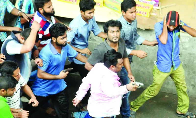 হকার উচ্ছেদে ছাত্রলীগ নেতাদের অস্ত্রবাজি