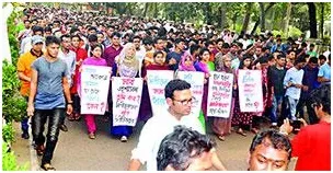 ঢাবিতে মধ্যরাতের তুঘলকি কাণ্ডে তোলপাড়, বিক্ষোভ