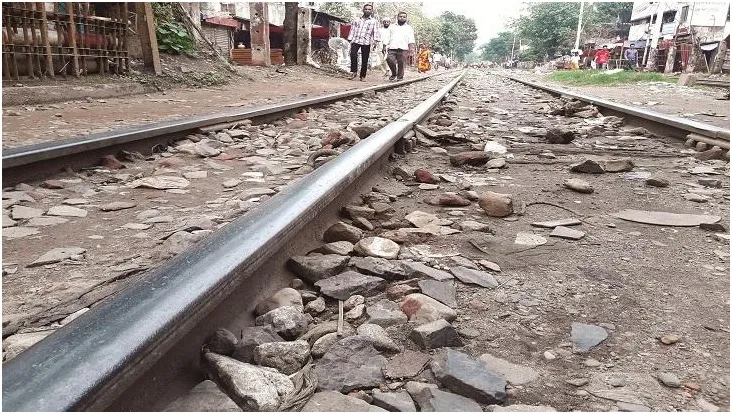 ঝুঁকি নিয়ে চলছে রেল