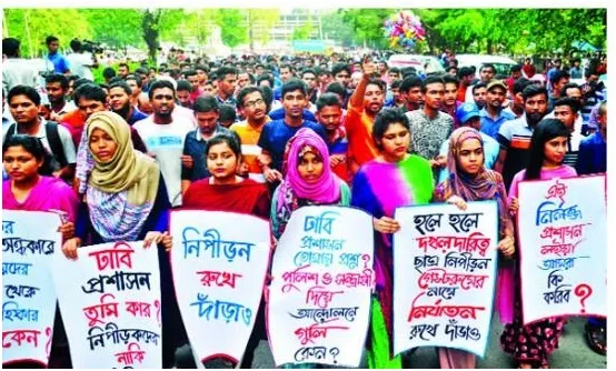 ঢাবিতে মধ্যরাতে ছাত্রীদের হলছাড়া