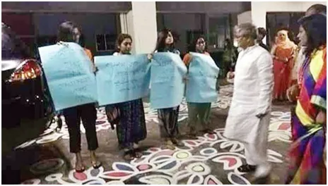ভিসির সামনে চার ছাত্রীর মৌন প্রতিবাদ