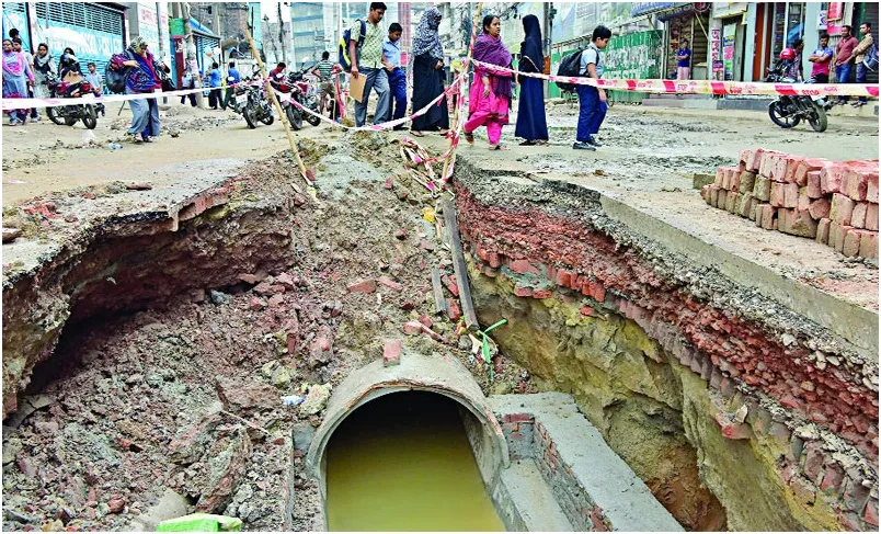 যাচ্ছেতাই খোঁড়াখুঁড়িতে নরক ঢাকার রাস্তাঘাট