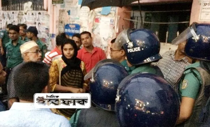 ‘ছাত্রলীগ’ নেত্রীকে গণধোলাই