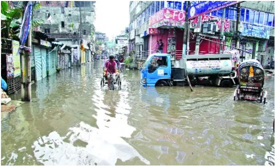 ভারী বৃষ্টিতে বহু সড়ক পানির নিচে
