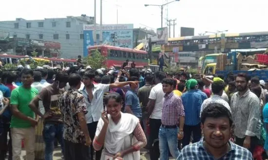 কেয়া বেতনের দাবিতে ঢাকা-আরিচা মহাসড়ক অবরোধ