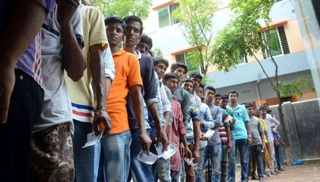 খুলনায় সিটি নির্বাচনে বাবার সঙ্গে ভোট দিল দ্বিতীয় শ্রেণিতে পড়ুয়া ছেলে