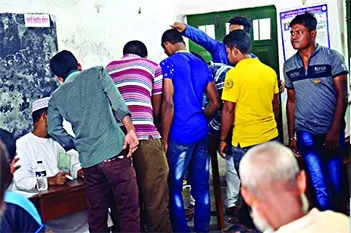 কেন্দ্র থেকে কেন্দ্রে জাল ভোটের গ্রুপ