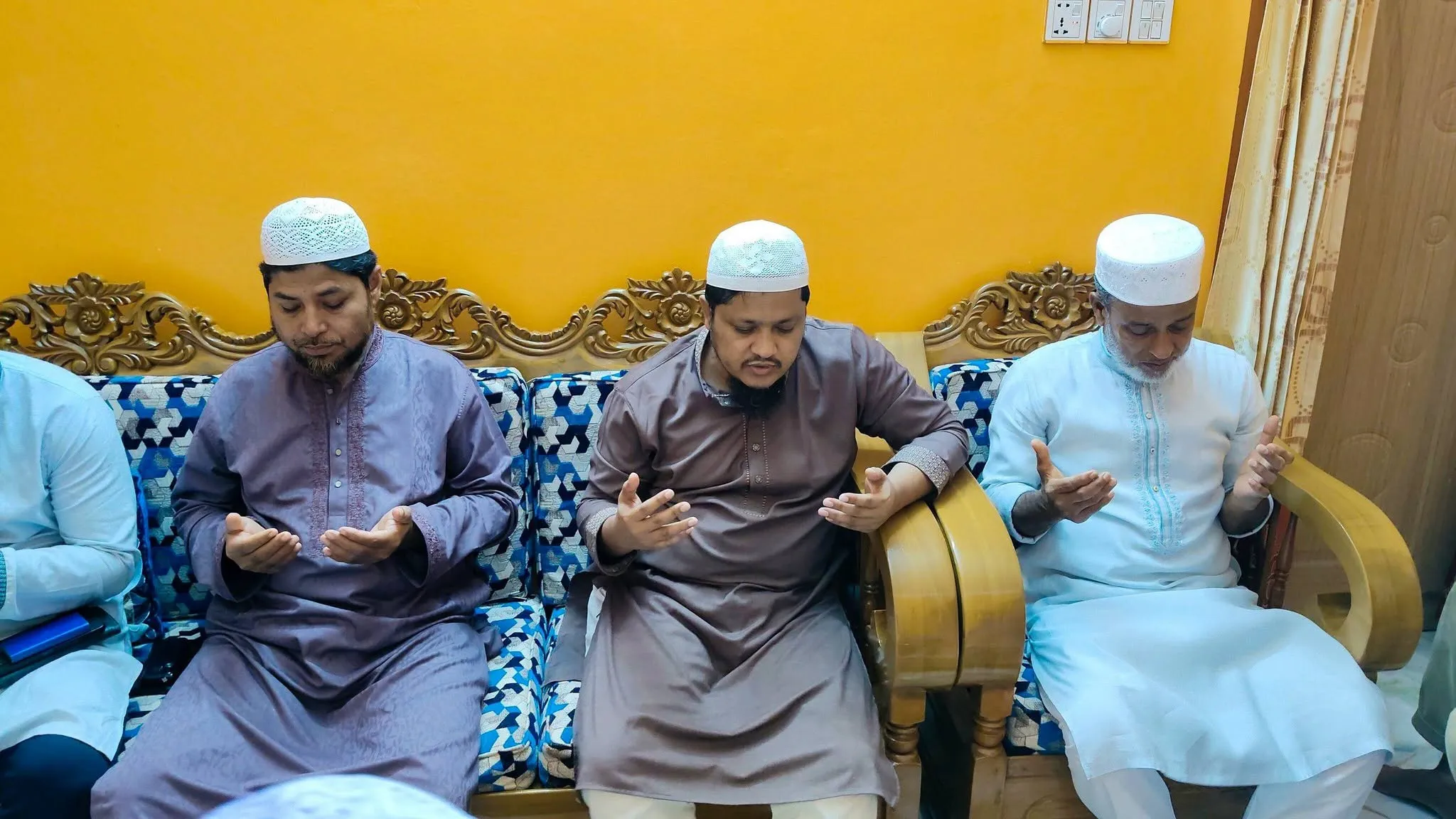 সিদ্ধিরগঞ্জ ১ নং ওয়ার্ডের কাউন্সিল প্রার্থী অসুস্থ মোঃ কফিল উদ্দিন-ভাইয়ের শারীরিক অবস্থার খোঁজখবর নিতে তাঁর বাসায়