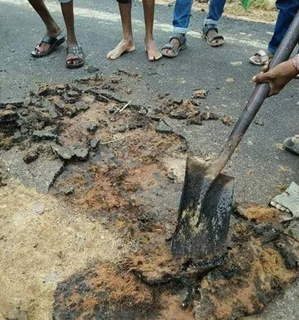 খড় দিয়ে পাকা সড়ক