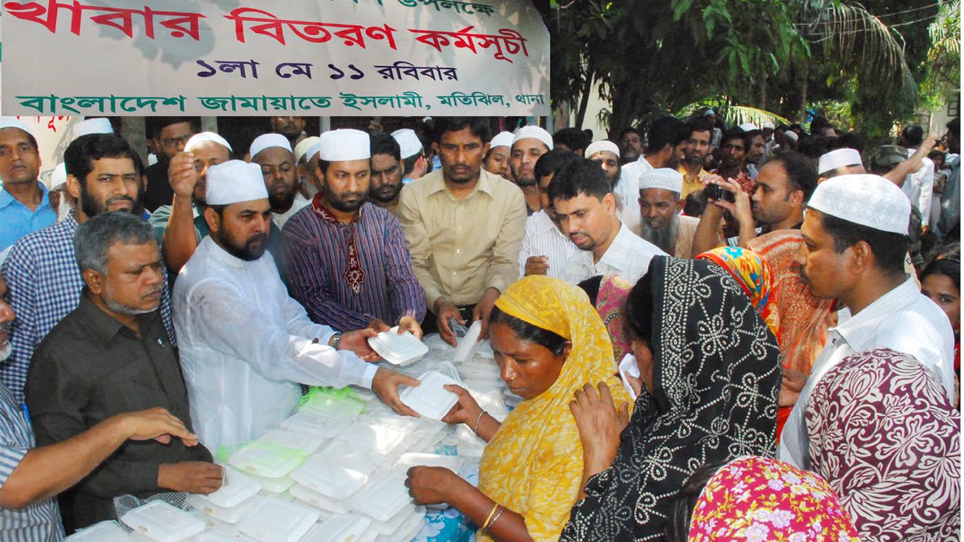 শ্রমিকদের মাঝে খাবার বিতরণ করছেন মাওলানা রফিকুল ইসলাম খান