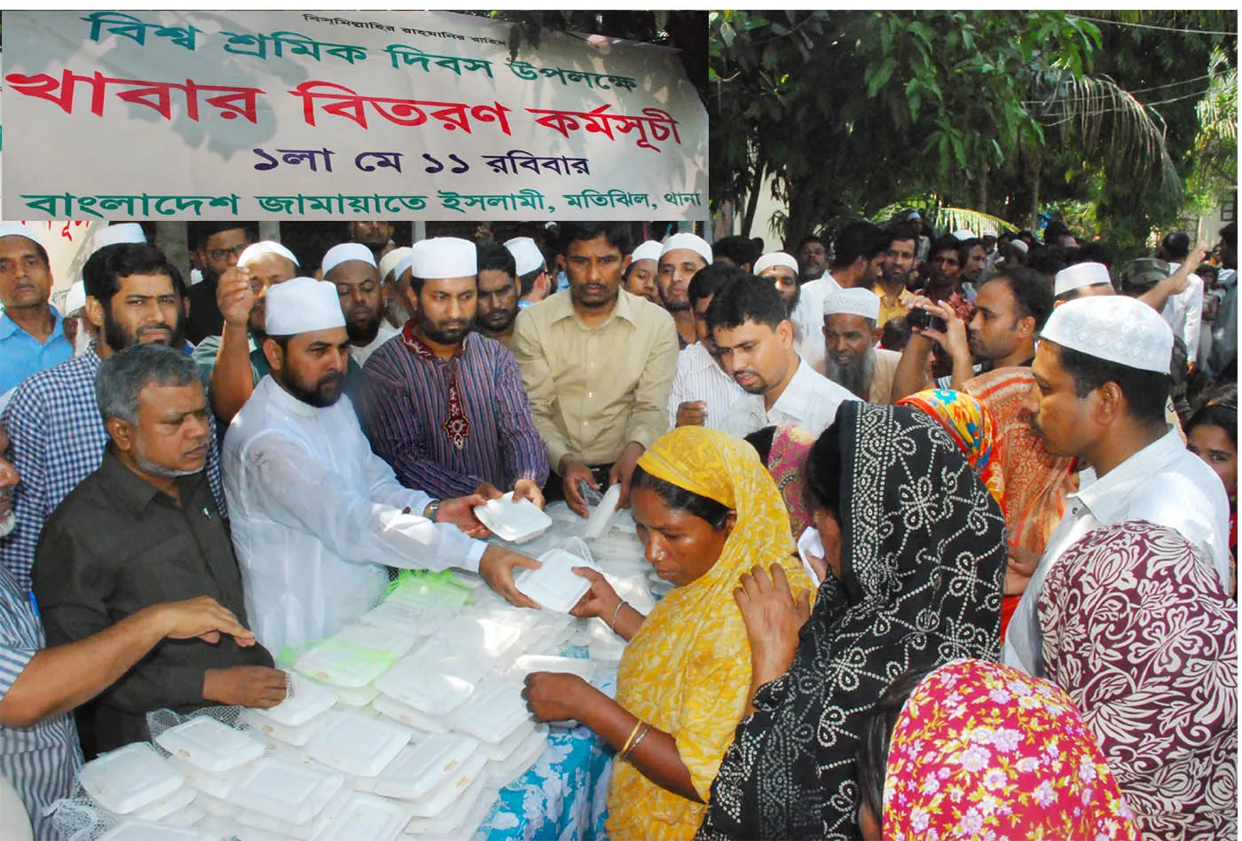 শ্রমিকদের মাঝে খাবার বিতরণ করছেন মাওলানা রফিকুল ইসলাম খান