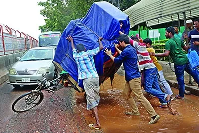 এক সড়কে এত দুর্ভোগ