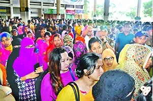 কমলাপুরে টিকিটের জন্য লড়াই, ভোগান্তি