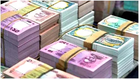 টান পড়েছে টাকায়