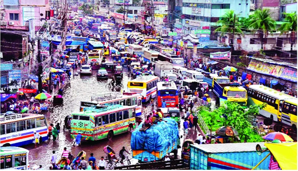 ভাঙাচোরা মহাসড়কে যানজট-জলজট