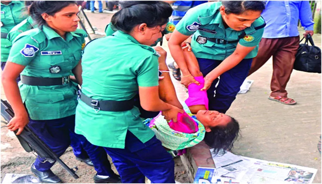 নন-এমপিও শিক্ষকদের বিক্ষোভে পুলিশের লাঠিচার্জ