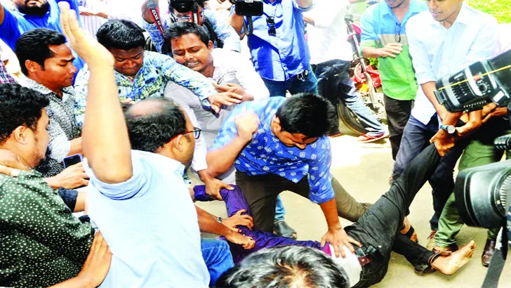 কোটা আন্দোলনকারীদের ওপর ছাত্রলীগের হামলা