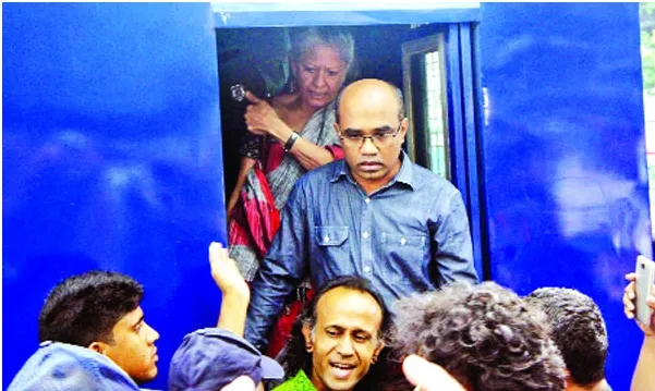 প্রেস কাবের সামনে অভিভাবকদের দাঁড়াতেই দেয়নি পুলিশ