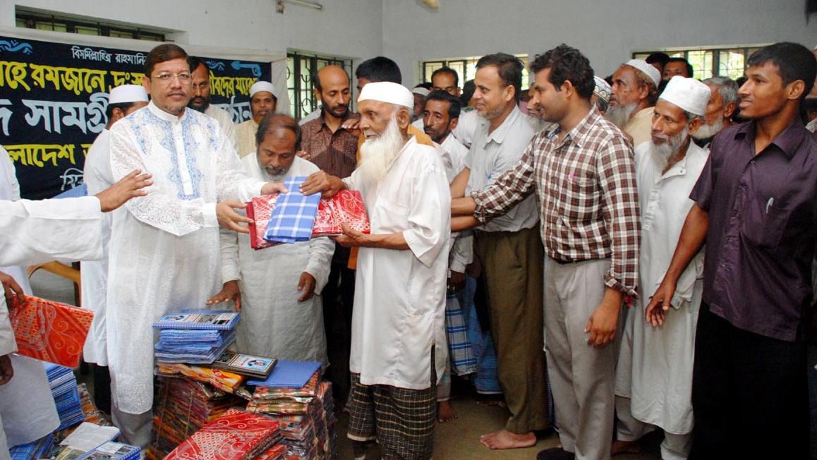 দুঃস্থ, অসহায় ও গরীবদের মাঝে ঈদ সামগ্রী বিতরণে হামিদুর রহমান আযাদ