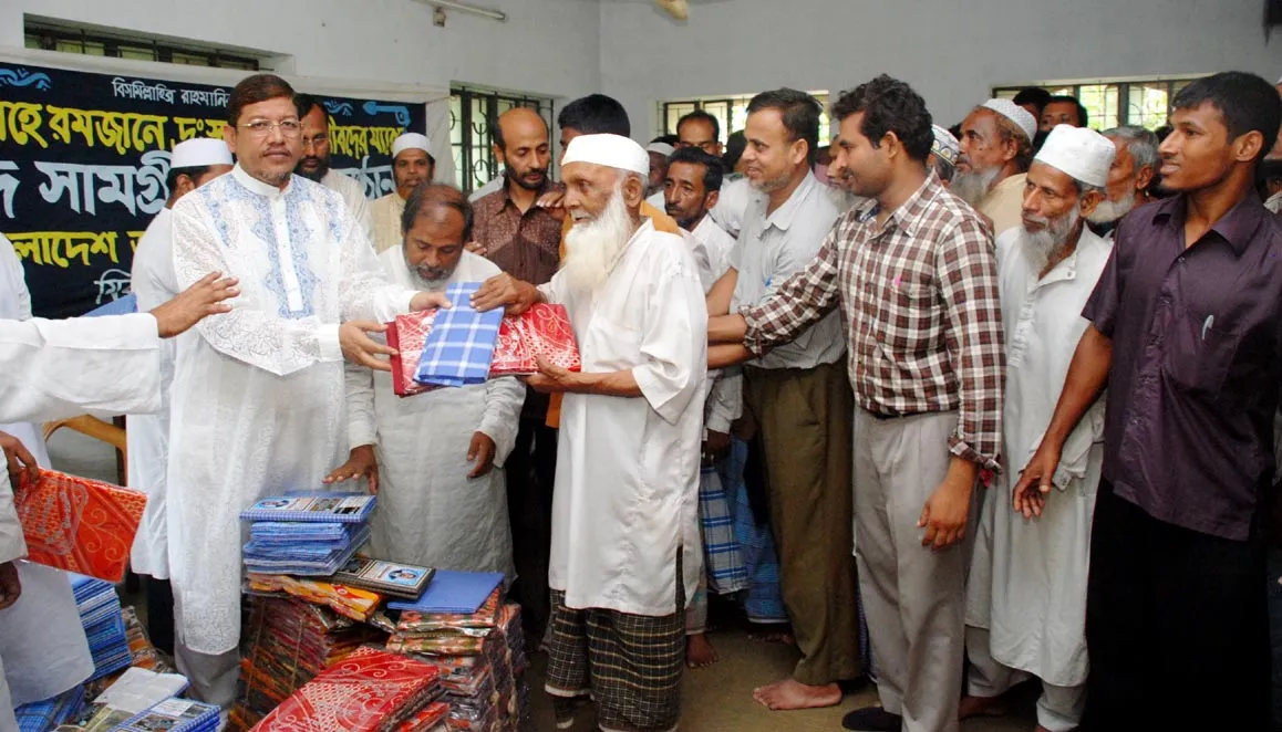 দুঃস্থ, অসহায় ও গরীবদের মাঝে ঈদ সামগ্রী বিতরণে হামিদুর রহমান আযাদ