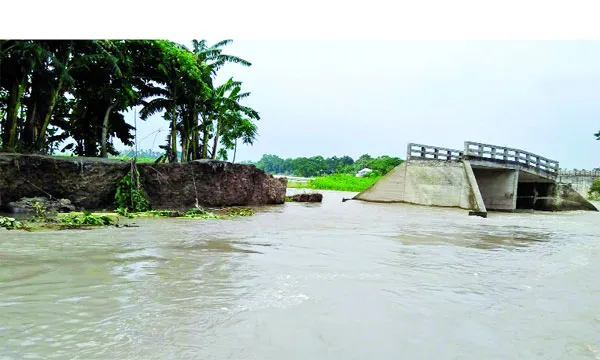 কয়েক লাখ লোক পানিবন্দী দেখা দিয়েছে নদীভাঙন