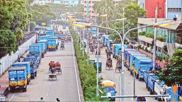 সড়ক আবার ট্রাকের দখলে