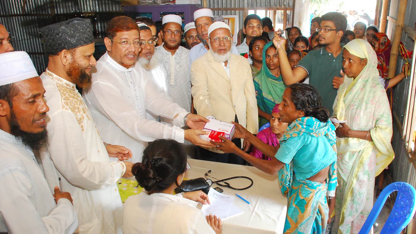 ফ্রি মেডিকেল ক্যাম্পে অসহায় গরীবদের মাঝে ঔষধ বিতরণে হামিদুর রহমান আযাদ