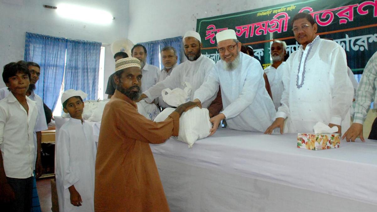শ্রমজীবি মানুষের মাঝে ঈদ সামগ্রী বিতরণে আমীরে জামায়াত জনাব মকবুল আহমাদ