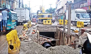 খোঁড়াখুঁড়ি আর বৃষ্টিতে দুর্ভোগ