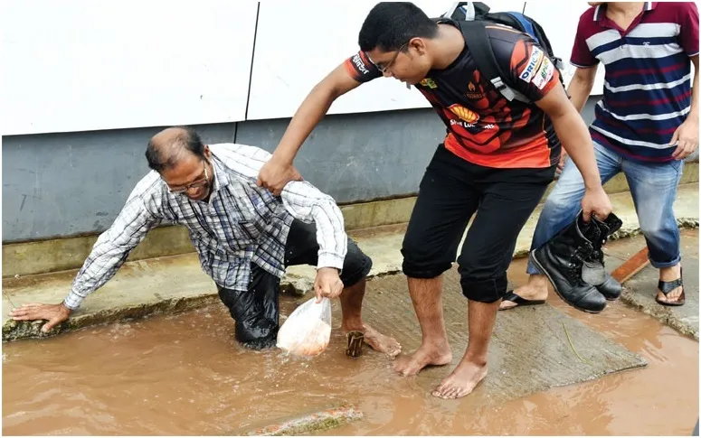 অপরিকল্পিত খোঁড়াখুঁড়ি-টানা বৃষ্টি