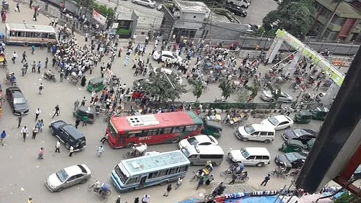 সড়কে দুএকটি গাড়ি চলছে, কমেনি ভোগান্তি