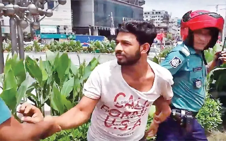 ঢাকার রাজপথে অন্যরকম দৃশ্য