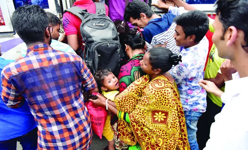 বাসে উঠতে নামতে পিষ্ট নারী-শিশু