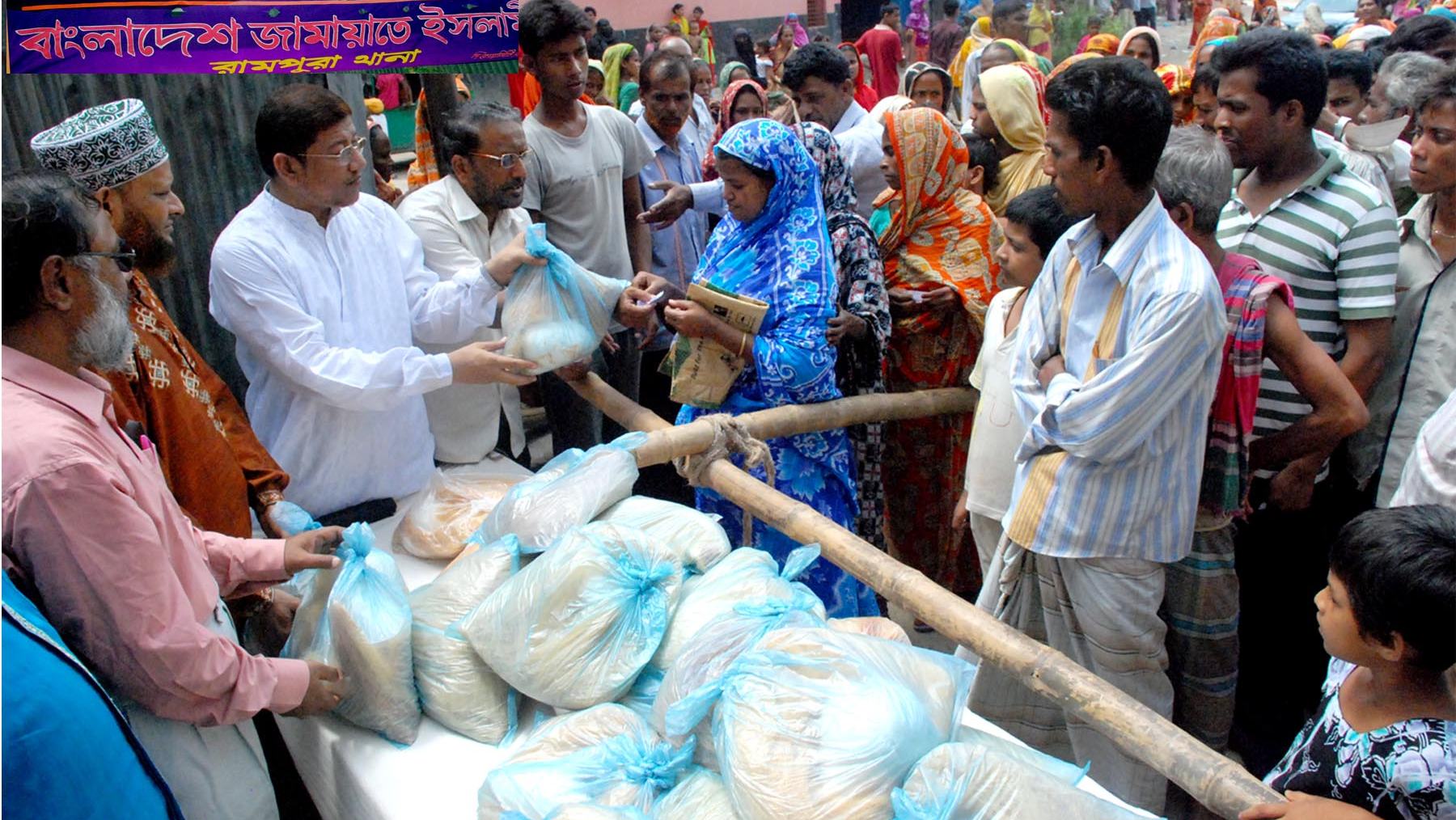 গরীব-দুঃখীদের মাঝে ঈদ সামগ্রী বিতরণে হামিদুর রহমান আযাদ