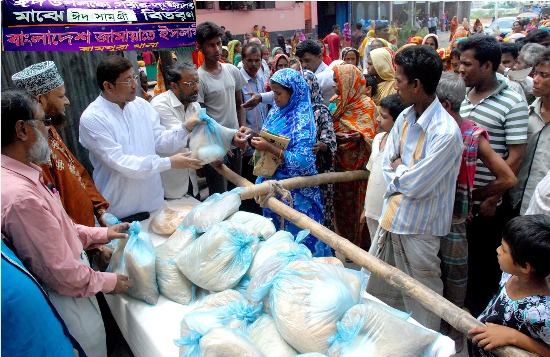 গরীব-দুঃখীদের মাঝে ঈদ সামগ্রী বিতরণে হামিদুর রহমান আযাদ