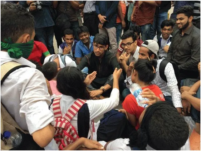 শিক্ষার্থীদের সঙ্গে দিনভরই আসাদগেট এলাকায় ছিলেন ছাত্রলীগের নেতা-কর্মীরা