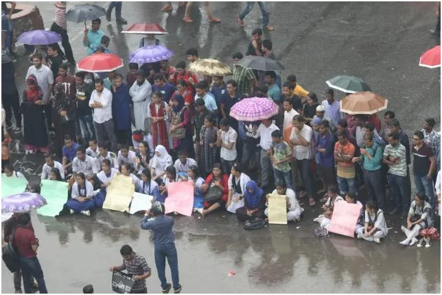 ‘অবাধ্য ট্রাফিক-ব্যবস্থাকে বশে আনতে রাস্তায় স্কুলছাত্ররা’