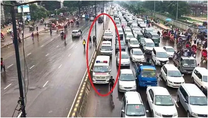 রাজপথে ইমার্জেন্সি লেন তৈরি করে শিক্ষার্থীদের দৃষ্টান্ত স্থাপন