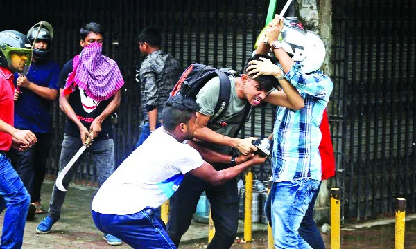 ছাত্রলীগ-পুলিশের সাথে বিক্ষোভকারীদের সংঘর্ষ