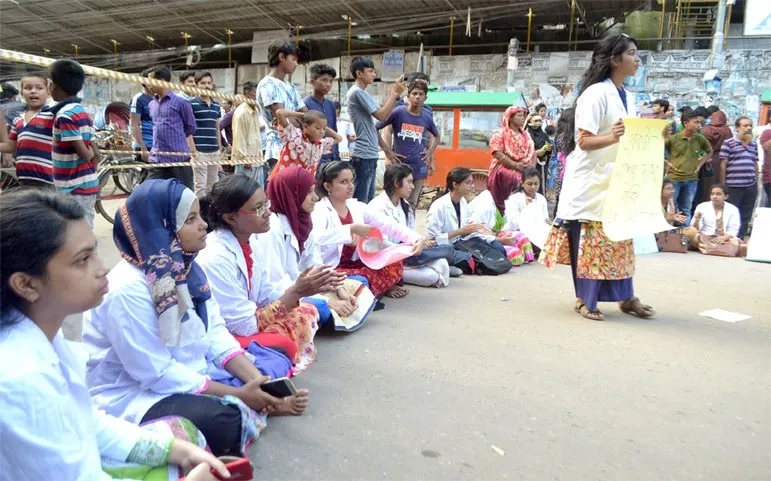 আতঙ্কে শিক্ষার্থী-অভিভাবক