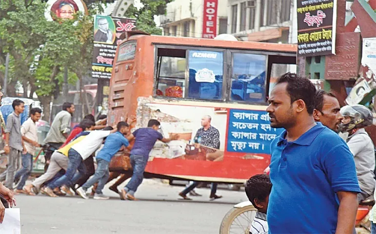 শৃঙ্খলা ফেরেনি সড়কে