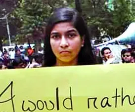 হলের সামনে থেকে ঢাবি ছাত্রী আটক