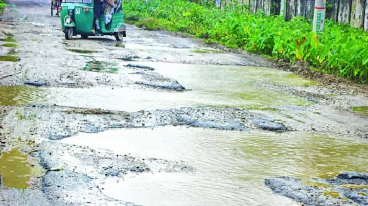 উদ্বোধনের দেড় বছরেই বেহাল আজিজপুর-বাংলাবাজার সড়ক