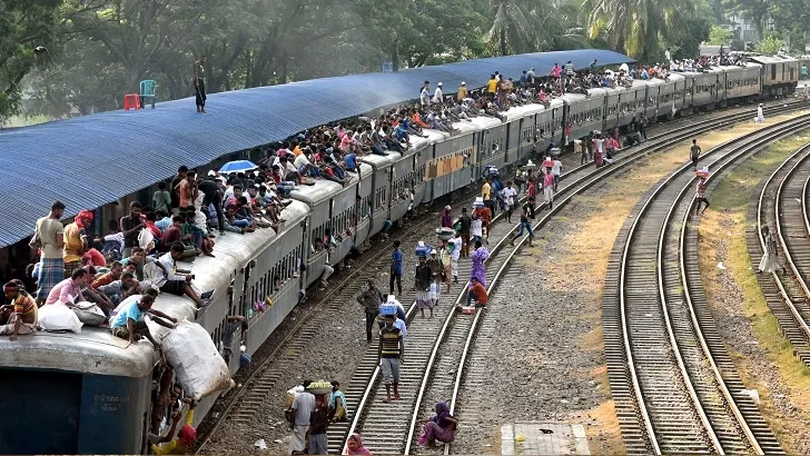 ভোগান্তি পিছু ছাড়ছে না ঘরমুখো যাত্রীদের
